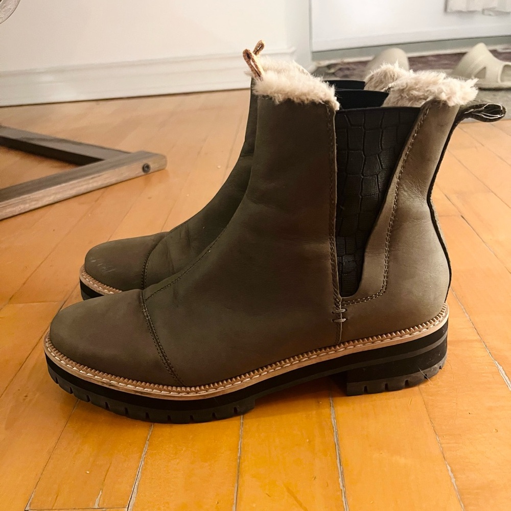 TOMS DAKOTA CHELSEA WINTER BOOTS (slightly used)